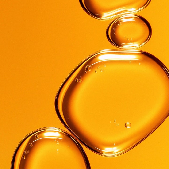 MANTLE The Glow Serum 30 ml lystergivande serum för glödande hy med gyllene oljedroppar i en rik textur