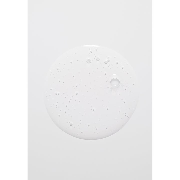 Jorgobé Micellar Cleansing Water 150 ml fuktgivande micellärvatten med en klar flytande textur och små luftbubblor.