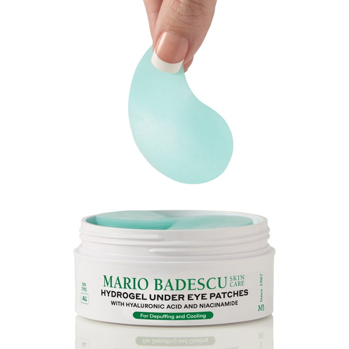 Mario Badescu Hydrogel Under Eye Patches 60 st återfuktande eye patches i vit burk där en hand lyfter en blå mask.