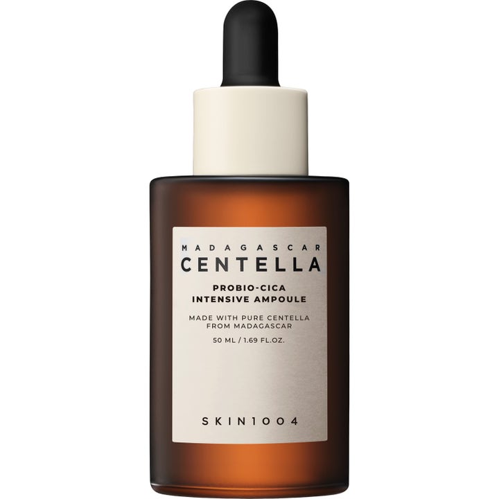 SKIN1004 Madagascar Centella Probio-Cica Intensive Ampoule 50 ml lugnande serum i en brun glasflaska med svart pipett