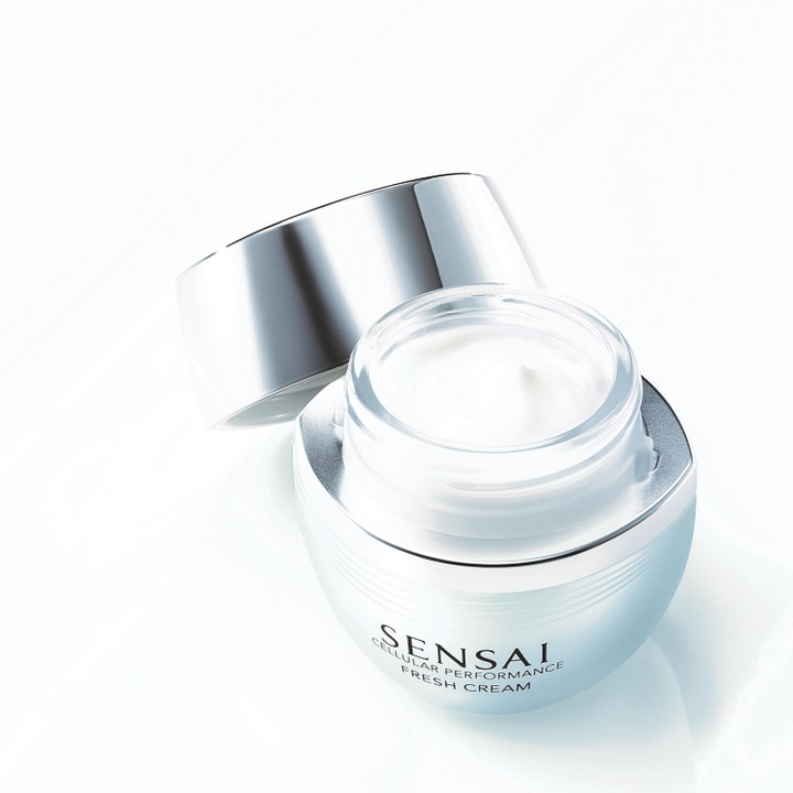 Sensai Cellular Performance Fresh Cream 40 ml fräsch återfuktande dagkräm i öppen ljusblå glasburk med vit textur.