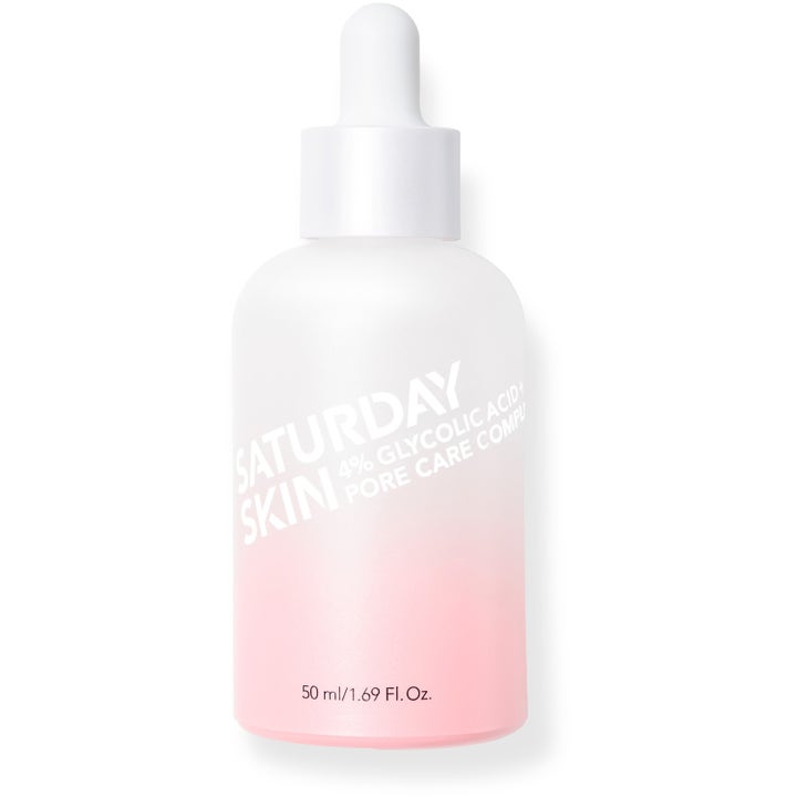 Saturday Skin 4% Glycolic Acid Pore Care Complex 50 ml exfolierande serum i rosa frostad flaska med vit pipett