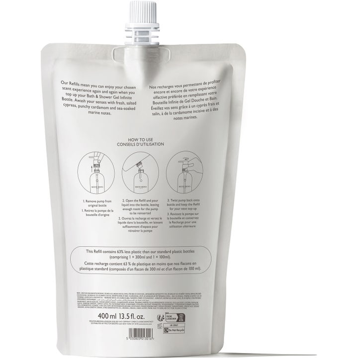 Molton Brown Coastal Cypress & Sea Fennel Refill 400 ml duschtvål i vit påse som visar instruktioner för påfyllning.