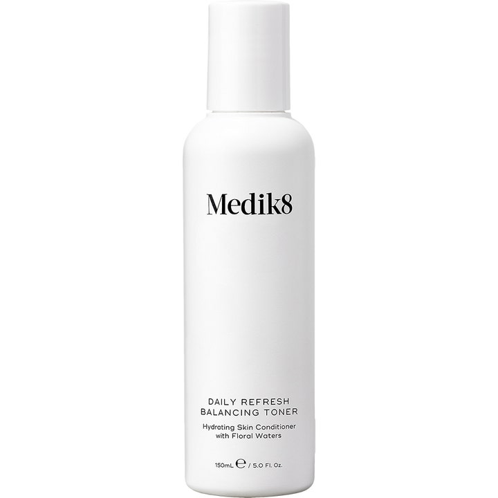 Medik8 Daily Refresh Balancing Toner 150ml alkoholfritt ansiktsvatten för känslig hy i en vit minimalistisk flaska