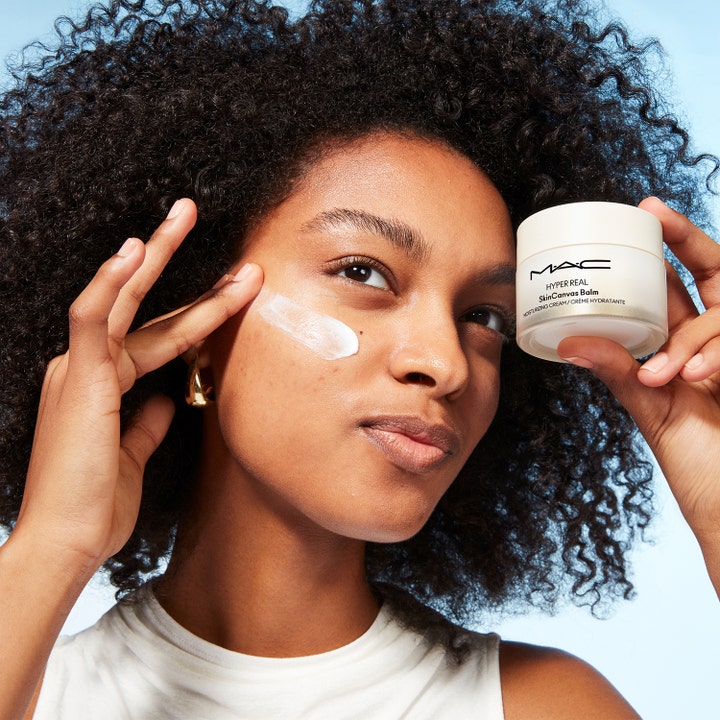 MAC Cosmetics Hyper Real Skincanvas Balm 50 ml fuktkräm ansikte balm i vit burk som ger lyster och appliceras på kinden.
