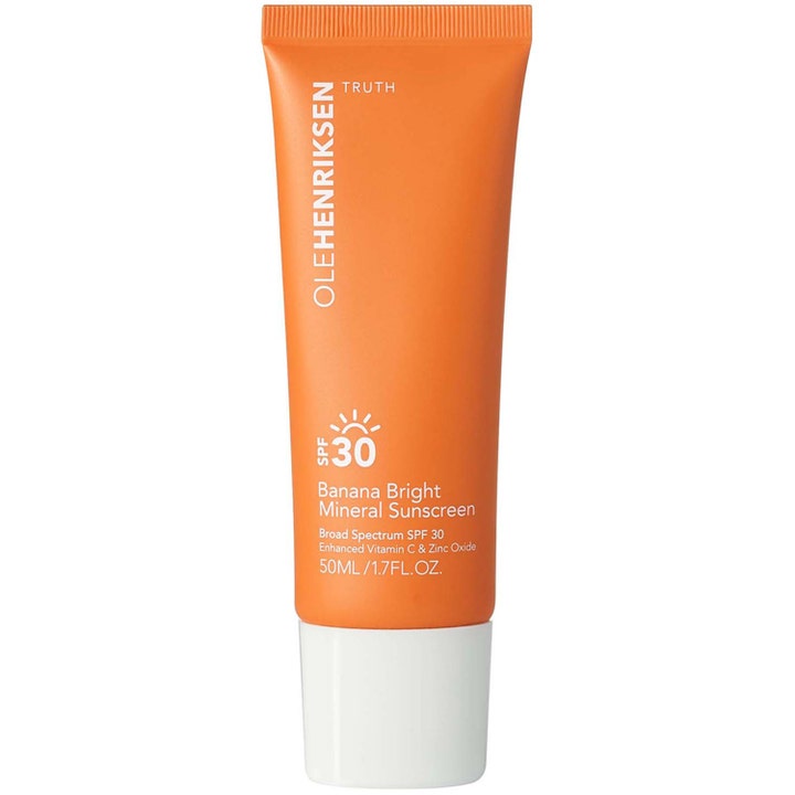Olehenriksen Banana Bright Mineral Sunscreen 50 ml lystergivande solkräm i en orange tub med vitt lock.