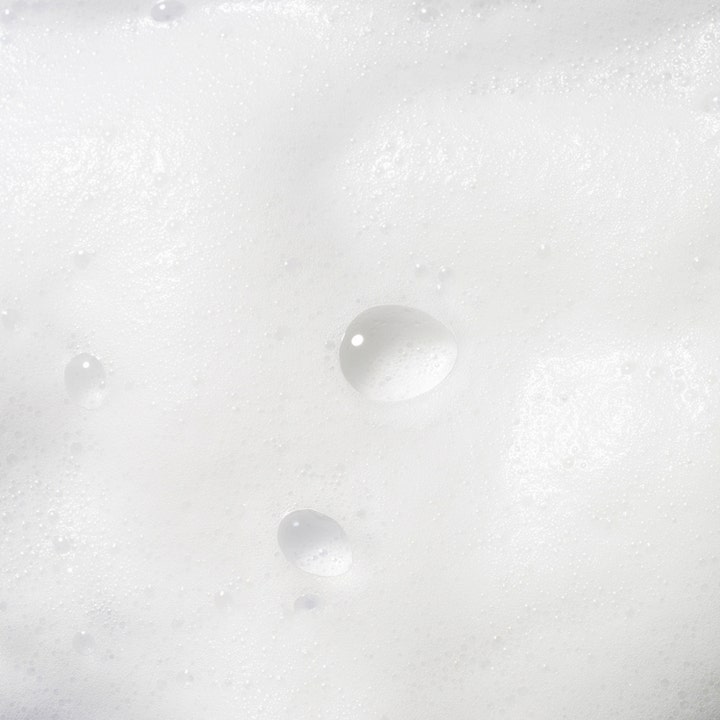 IDUN Minerals Cleansing Face & Eye Mousse 150 ml ansiktsrengöring visar en luftig vit textur av mjukt rengöringsskum.