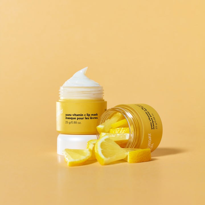 Saturday Skin Yuzu Vitamin C Lip Mask 25 g lystergivande läppmask med krämig formula och gula yuzufrukter