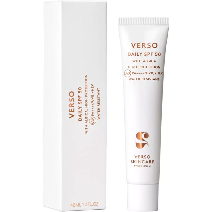 Verso N°2 Daily SPF 50 With Algica 40 ml solskyddande dagkräm i vit tub med bronsdetaljer som ger högt UV-skydd