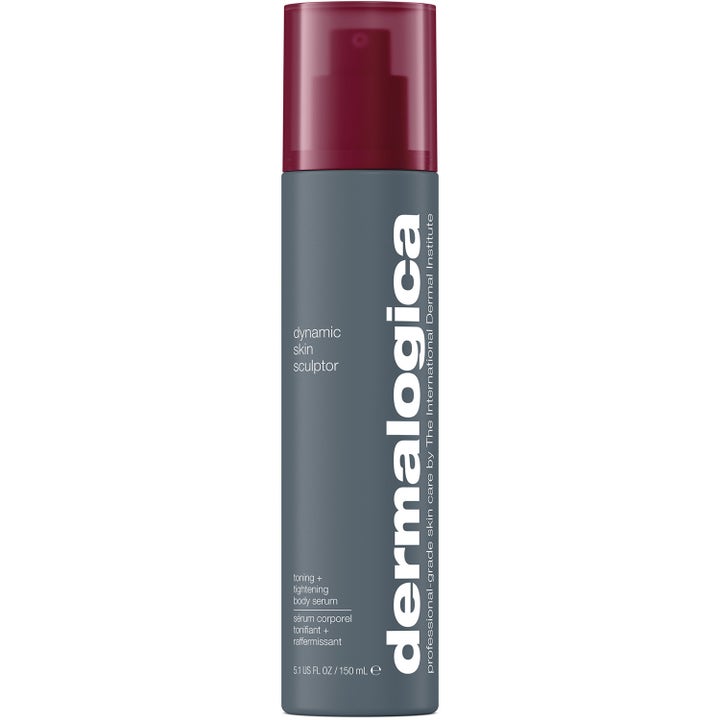 Dermalogica Dynamic Skin Sculptor 150 ml uppstramande kroppsserum i grå sprayflaska med vinrött lock.