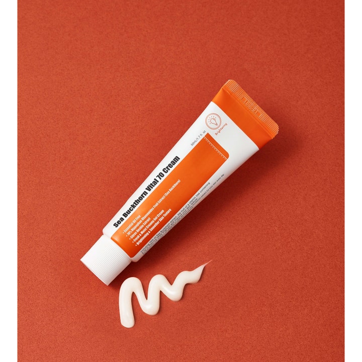 Purito Sea Buckthorn Vital 70 Cream 50 ml lystergivande ansiktskräm med vit krämig textur bredvid orange tub.