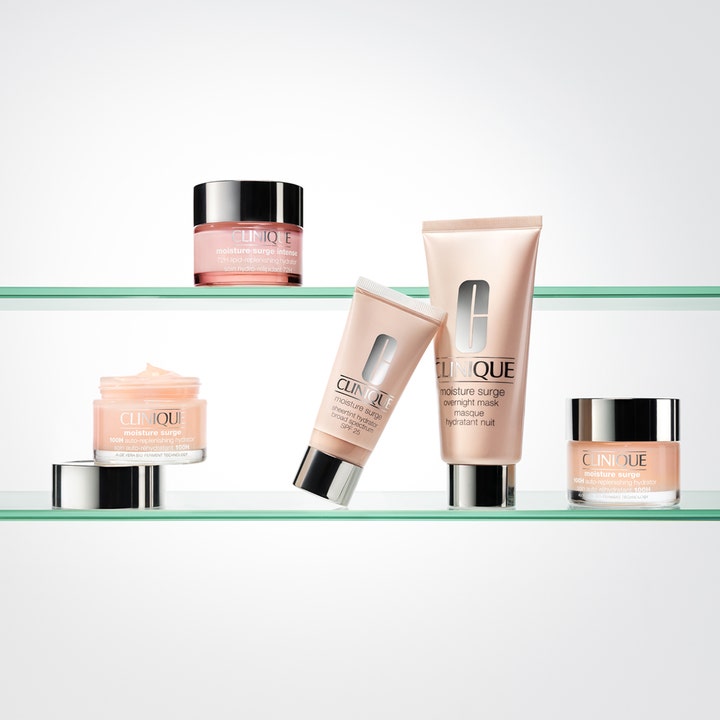 Clinique Moisture Surge 100H 125 ml återfuktande ansiktskräm i rosa burkar och tuber på glashyllor för lyster