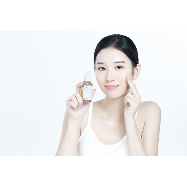 Mixsoon Bean Essence 50 ml återfuktande k-beauty essence för glow som hålls av en kvinna med lyster i huden