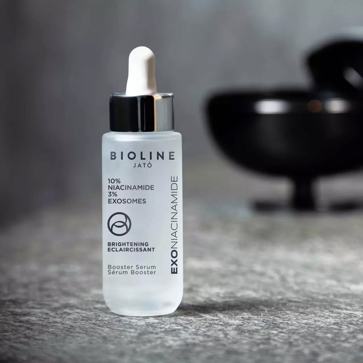 Bioline Jatò Exoniacinamide Booster Serum 30 ml lystergivande serum med niacinamid i frostad glasflaska på stenyta