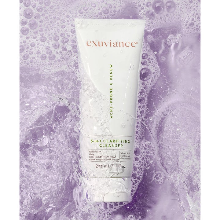 Exuviance 3-in-1 Clarifying Cleanser 212 ml ansiktsrengöring ger 3 i 1 mandelsyra peeling i lila vatten med skum.