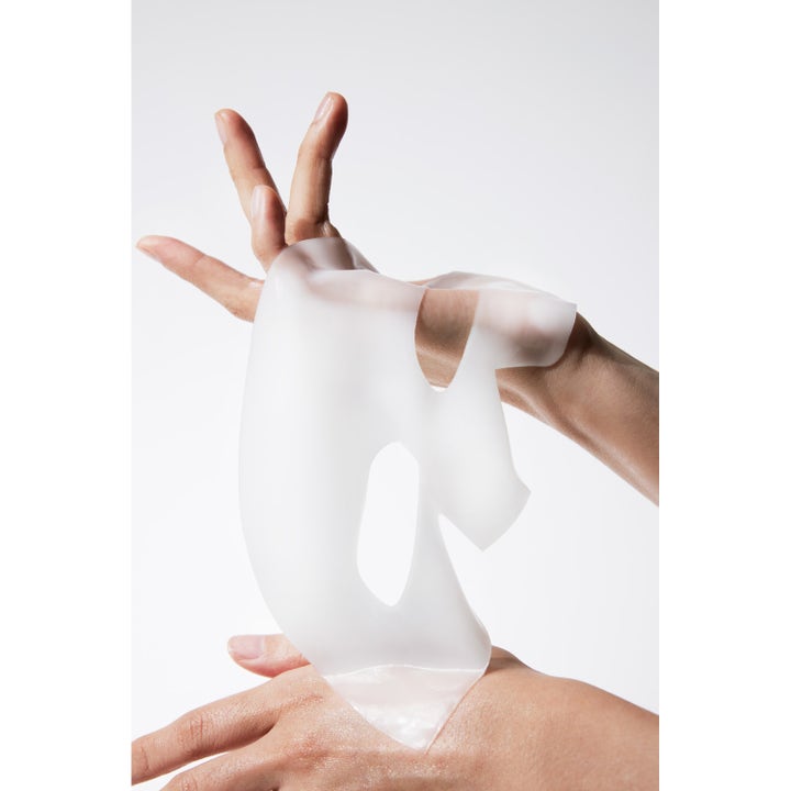 Biodance Hydro Cera-Nol Real Deep Mask 136 g ceramid återfuktande ansiktsmask i form av en vit hydrogelmask i händerna.