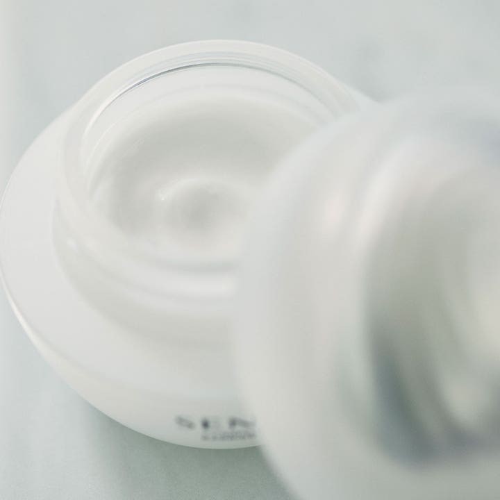 Sensai Comforting Barrier Mask 60 ml ansiktsmask med en rik vit krämig textur i en öppen vit burk som stärker huden