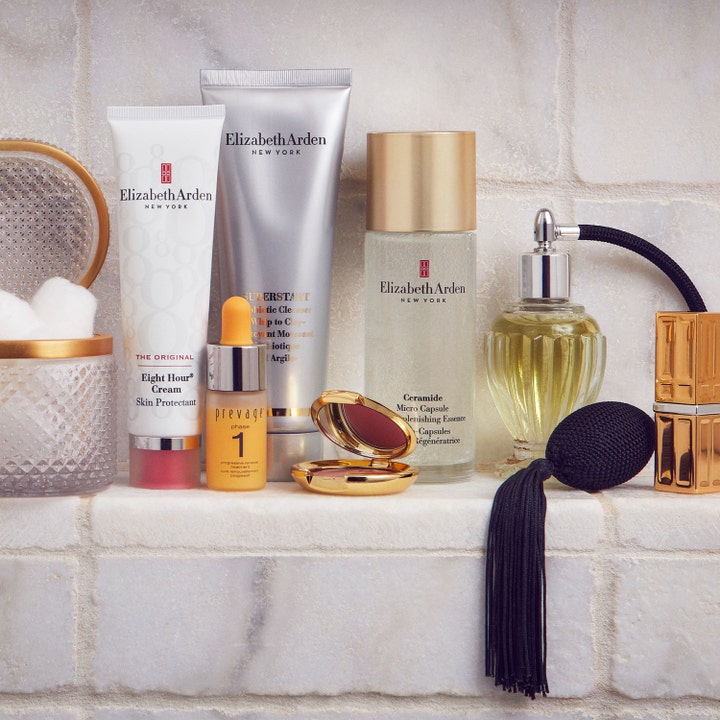 Elizabeth Arden Eight Hour Cream 50 ml intensivt lugnande hudkräm i vit tub i en lyxig samling på en stenyta.