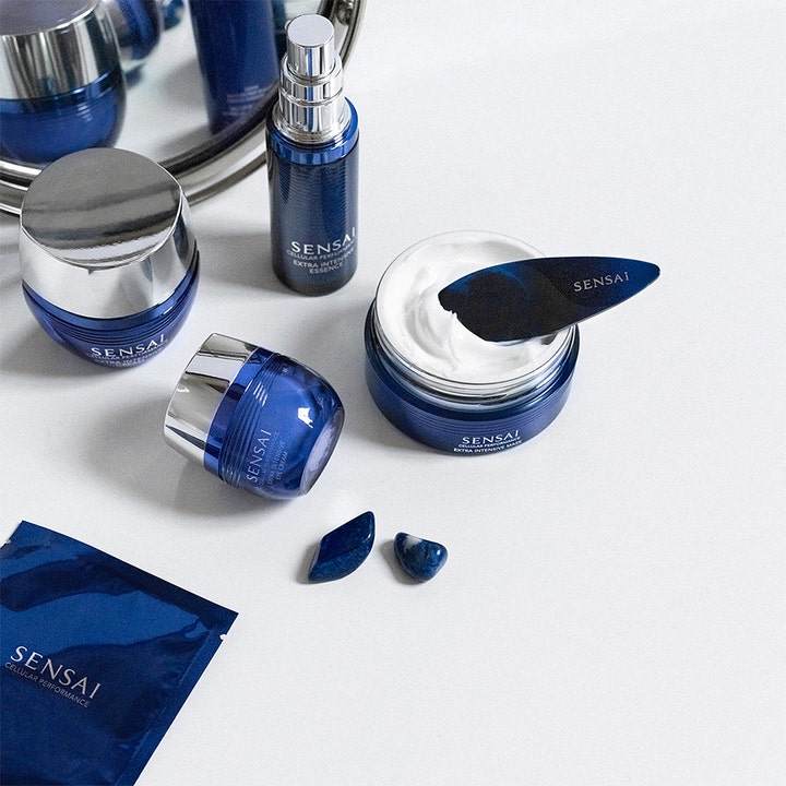 Sensai Cellular Performance Extra Intensive Cream 40 ml återfuktande ansiktskräm i blå glasburk med vit fyllig kräm