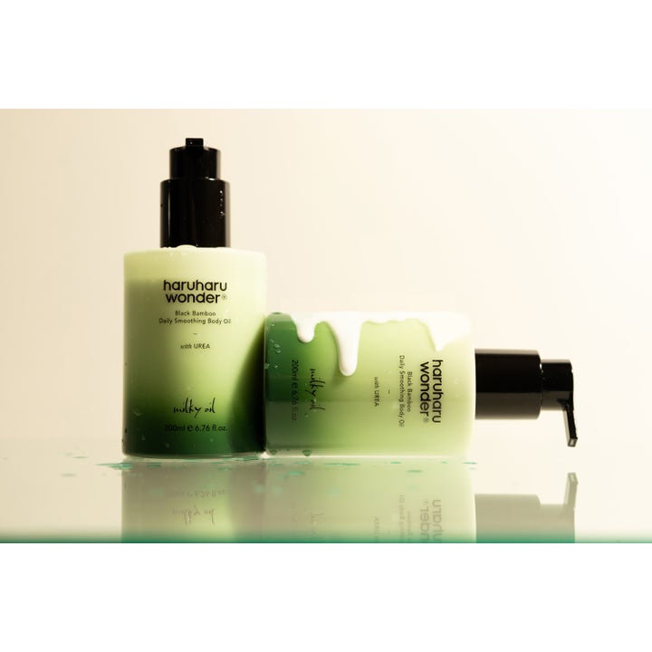 haruharu wonder Black Bamboo Daily Smoothing Body Oil 200 ml mjukgörande hudvård med urea och krämig vit milky oil textur