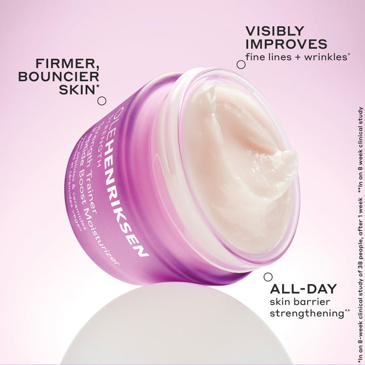Ole Henriksen Strength Trainer Peptide Boost Moisturizer krämig konsistens i lila burk som ger fastare hy