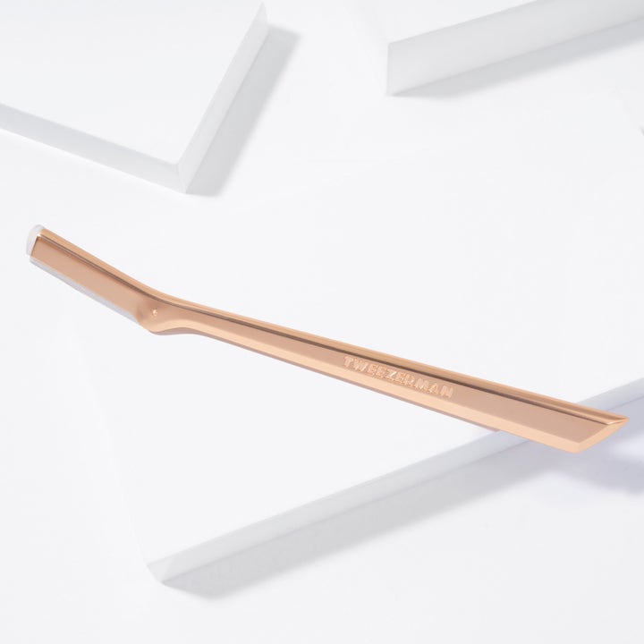 Tweezerman Facial Razor Rose Gold 1 st för ansiktet är en roséguldfärgad rakhyvel som ger slät hy och lyster.