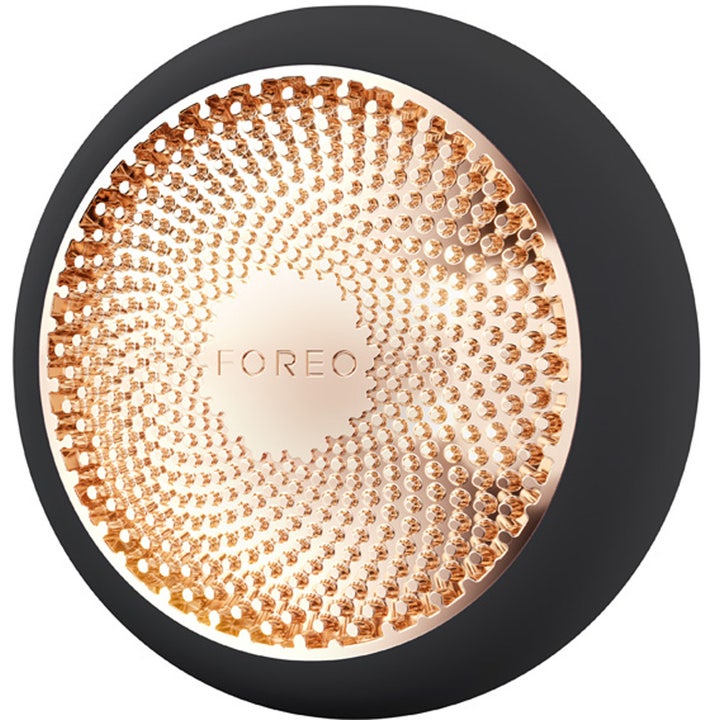 FOREO UFO™ 3 Black 1 st hudvårdsteknologi för ansiktsbehandling hemma med svart silikon och räfflad gulddetalj.
