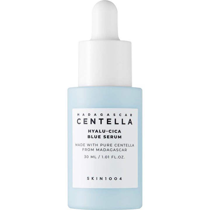 Skin1004 Madagascar Centella Hyalu-Cica Blue Serum 30 ml lugnande centella hyaluronsyra serum i en ljusblå frostad flaska.