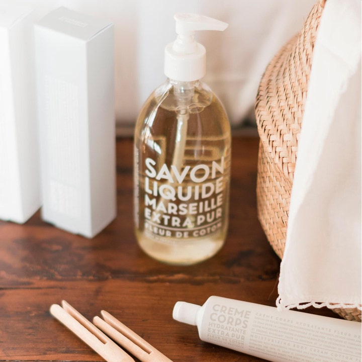 Compagnie de Provence Liquid Marseille Soap 495 ml lyxig handtvål från Frankrike med bomullsblomma i en glasflaska med pump.