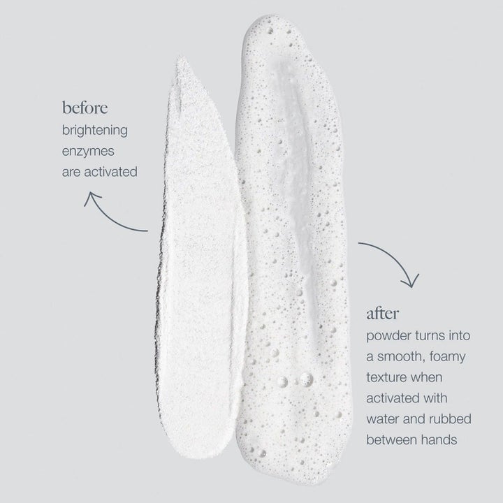 Dermalogica Daily Microfoliant peeling visar hur vitt pulver förvandlas till ett löddrande skum vid kontakt med vatten.