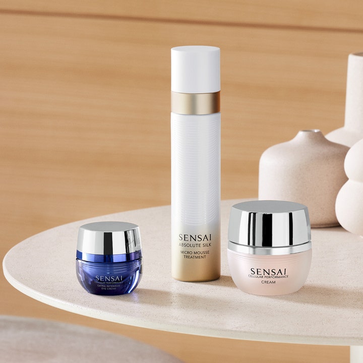 Sensai Cellular Performance Extra Intensive Eye Cream 15 ml lyxig ögonkräm för mörka ringar i blå burk med silverlock.