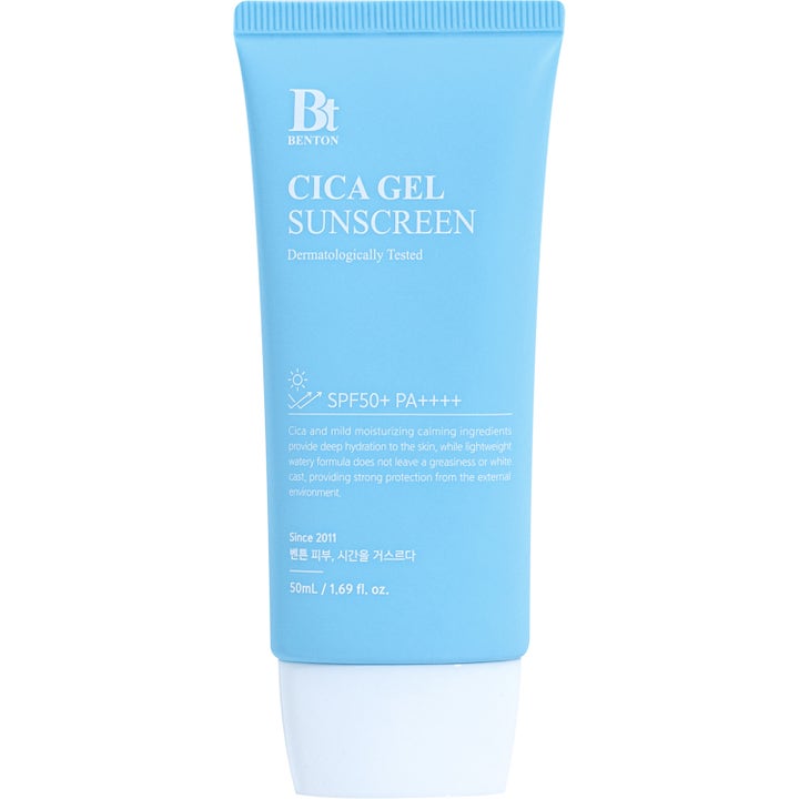 Benton Cica Gel Sunscreen 50ml dermatologiskt testad solkräm känslig hud i en ljusblå plasttub med vitt lock.