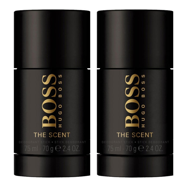 Hugo Boss The Scent 75 ml deostick exklusiv herrparfym i form av två svarta behållare med stilren guldtext.