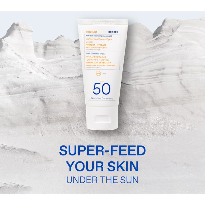 KORRES Yoghurt Face + Eyes SPF50 50 ml solskydd ansikte i vit tub mot en bakgrund av vita klippor