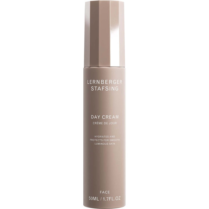 Lernberger Stafsing dagkräm 50ml fuktgivande ansiktskräm för ljusare hy i en slank beige flaska med fasetterat lock.