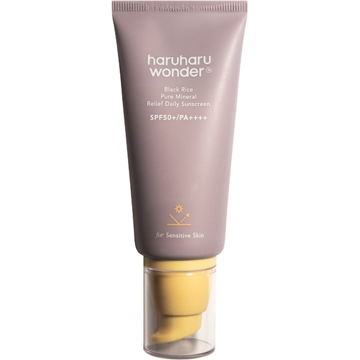 Haruharu Wonder svart ris mineral sunscreen daglig solkräm SPF50 känslig hud i lila tub med gul pump.