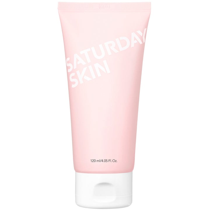 Saturday Skin 120 ml renande ansiktsrengöring för daglig hudvård i en ljusrosa tub med vitt lock