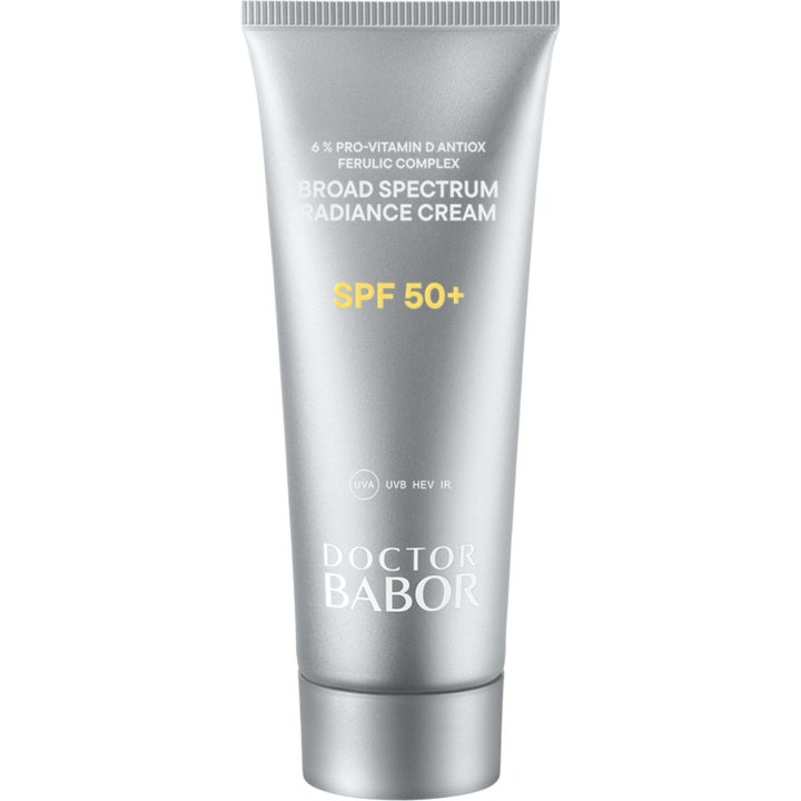 Doctor Babor Broad Spectrum Radiance Cream SPF 50+ lystergivande solskyddskräm i en elegant silverfärgad tub.