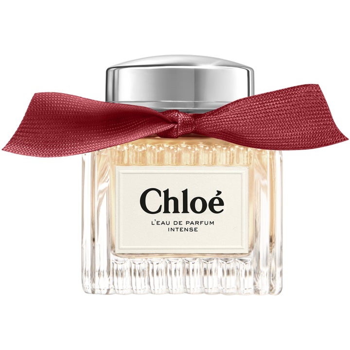 Chloé Intense Eau de Parfum 50ml parfym i en räfflad glasflaska prydd med mörkröd tygrosett och silverlock