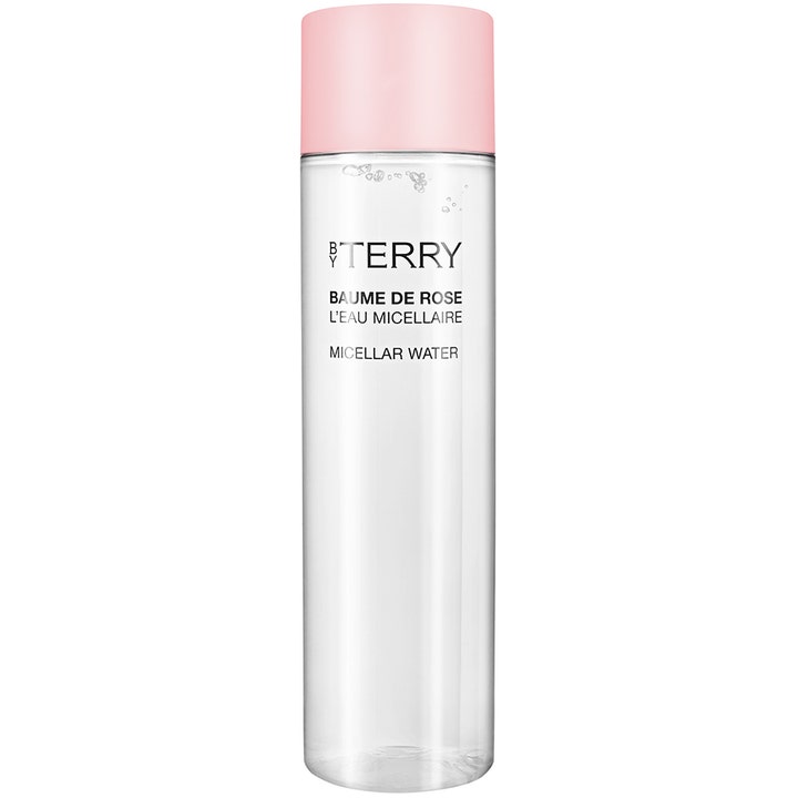 By Terry Baume de Rose micellärvatten ansiktsrengöring känslig hud i en transparent flaska med ett ljusrosa lock.