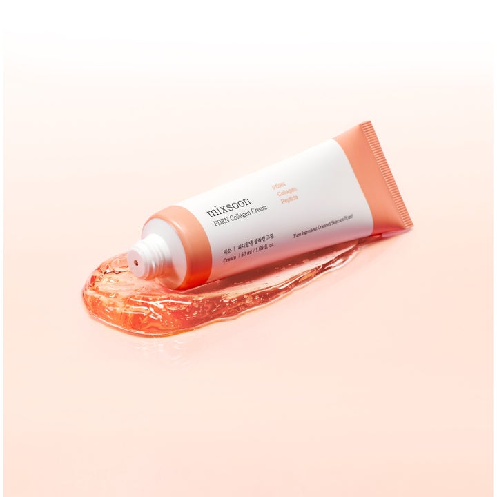 Mixsoon PDRN Collagen Cream 50 ml ansiktskräm i vit och persikofärgad tub liggandes på en klick persikofärgad gel.