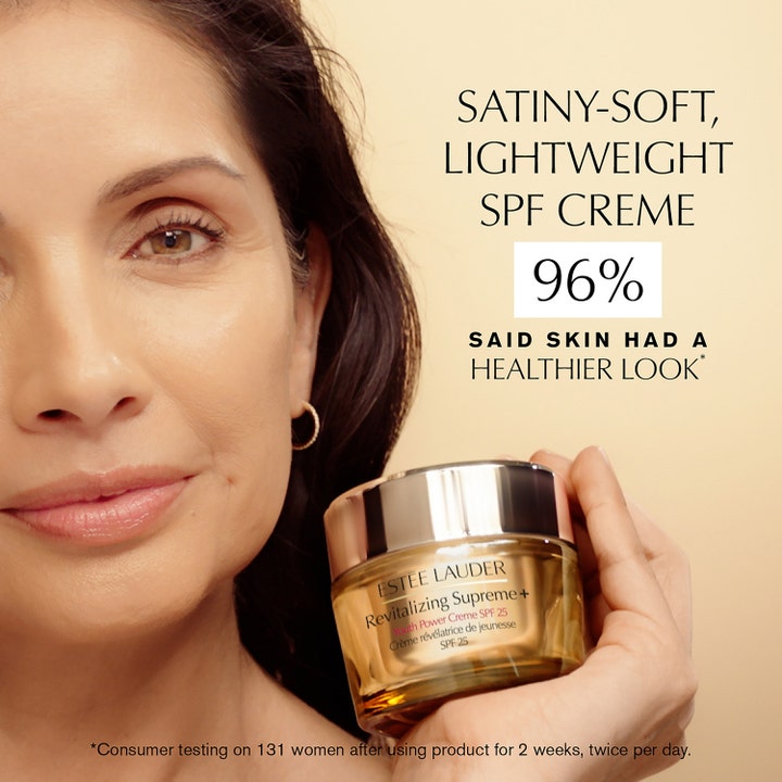 Estée Lauder Revitalizing Supreme+ 50 ml anti-aging kräm i guldfärgad glasburk hålls av en kvinna.