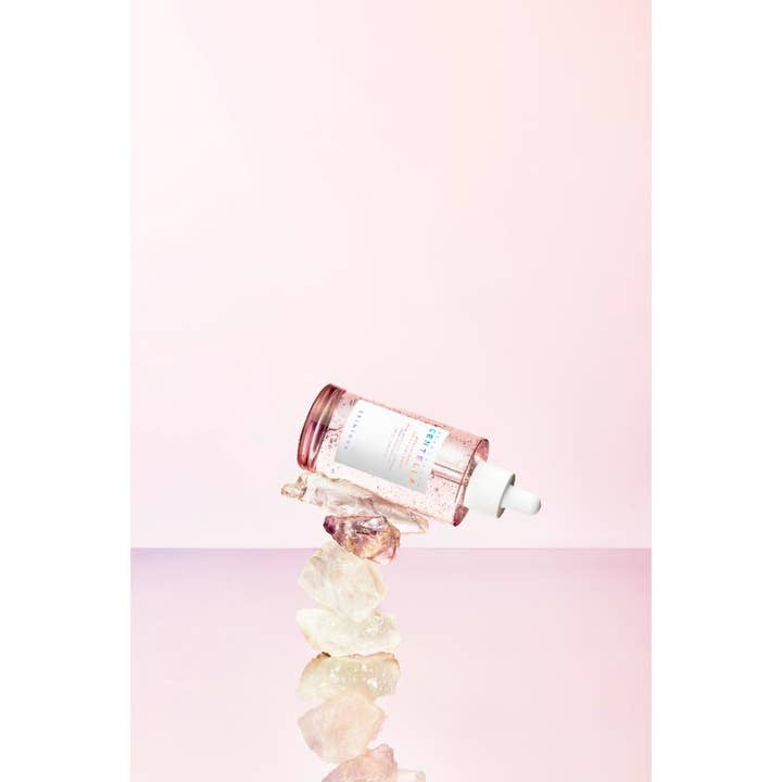 SKIN1004 Madagascar Centella Poremizing Fresh Ampoule 100 ml porminimerande serum i glasflaska balanserad på kristaller.