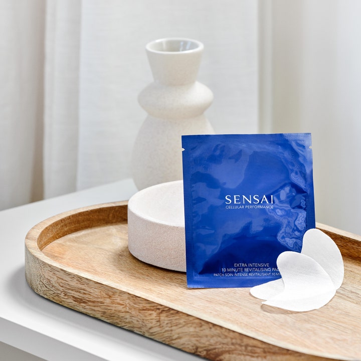 Sensai Cellular Performance Extra Intensive 10 Minutes Revitalizing Pads 60 g vita pads och blå sachet ger revitalisering