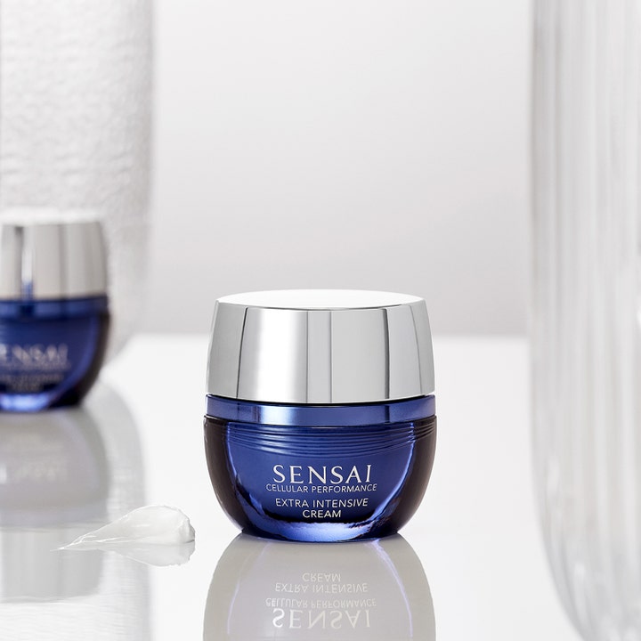 Sensai Cellular Performance Extra Intensive Cream 40 ml cellförnyande ansiktskräm i blå glasburk med krämig texturklick