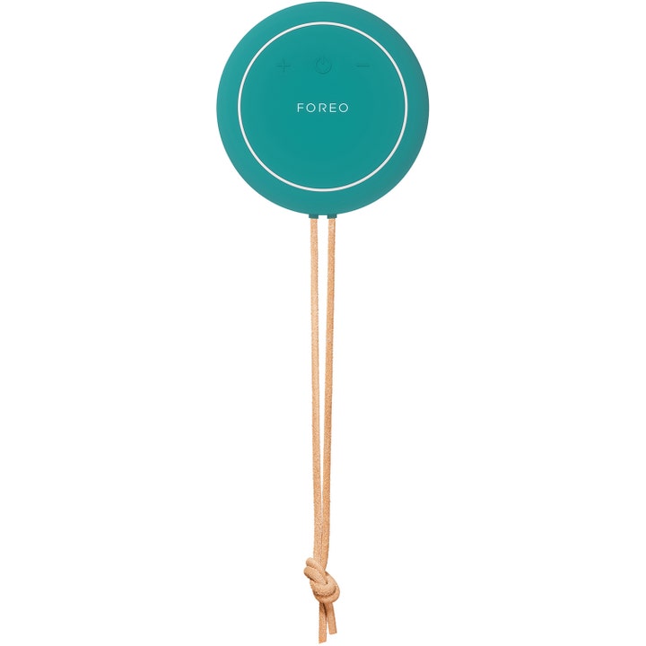 FOREO LUNA 4 body Evergreen 1 st kroppsborste för exfoliering i mörkgrön silikon med ett beige hängsnöre.