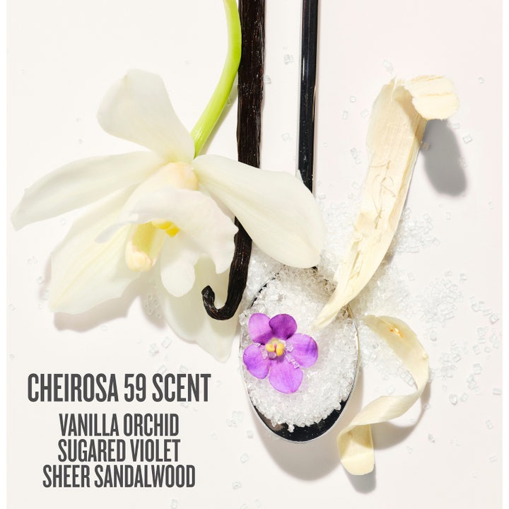 Sol de Janeiro Delicia Drench Shower Oil 385 ml ger fukt och visas här med matchande body butter och mist i lila.