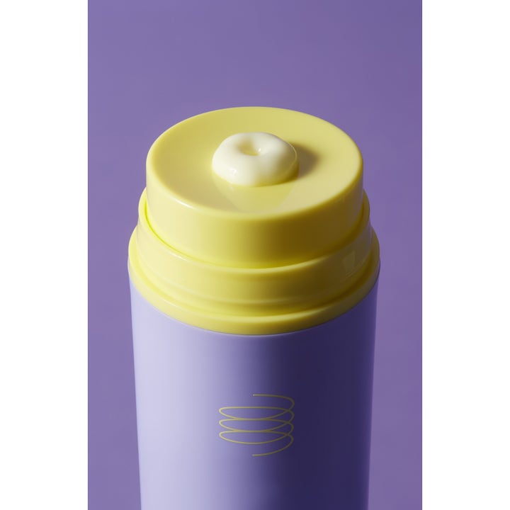By Wishtrend Vitamin A-mazing Bakuchiol Body Lotion 150 g med krämig textur på lila pumpflaska