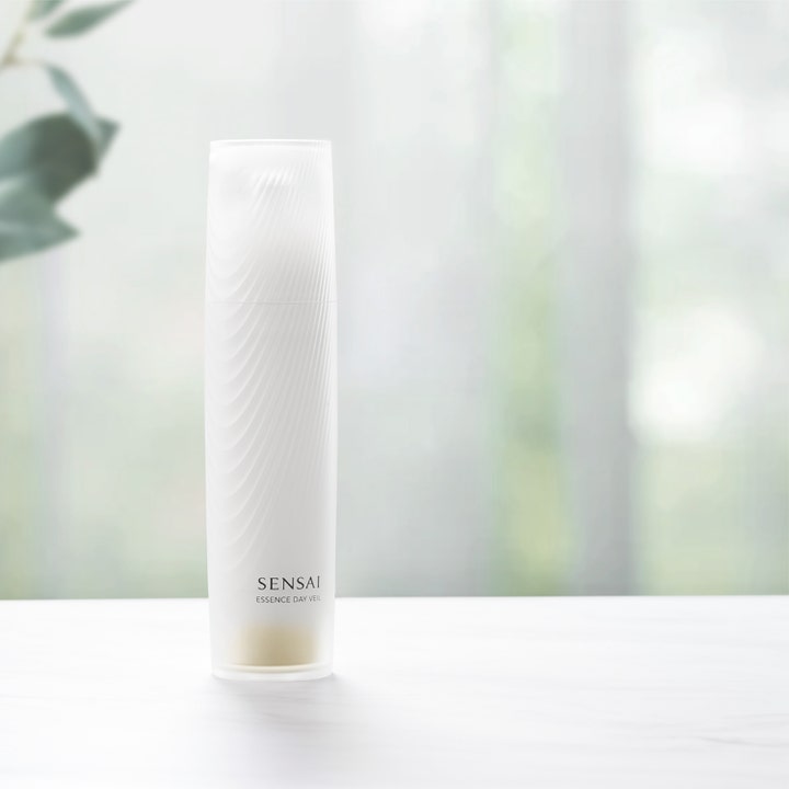 Sensai Essence Day Veil 40 ml fuktgivande dagkräm för ansiktet i vågmönstrad vit flaska mot en mjuk bakgrund