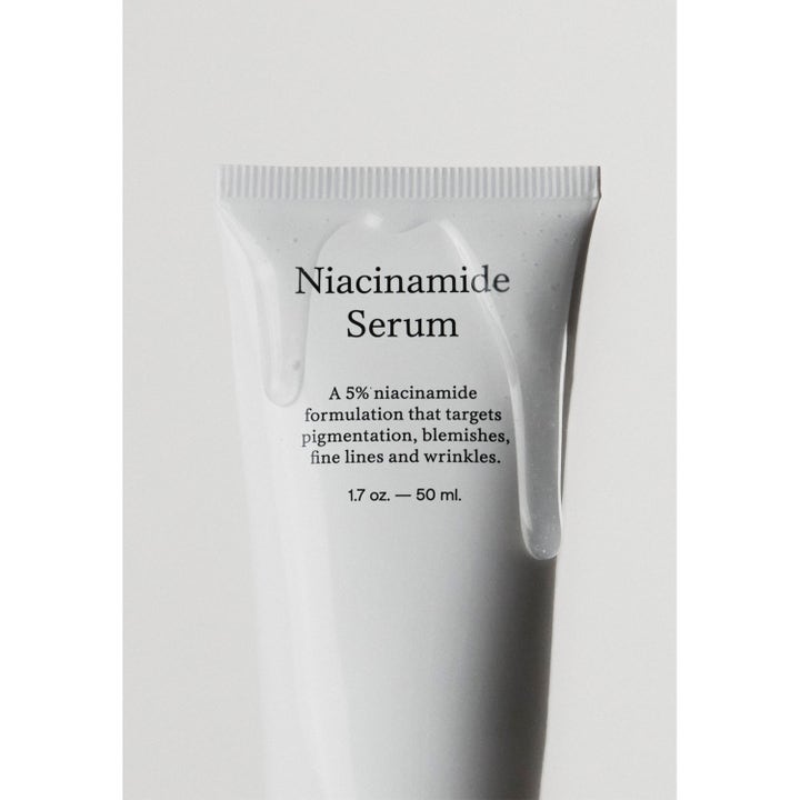 Jorgobé Niacinamide Serum 50 ml ansiktsserum för jämnare hudton med genomskinlig gel som rinner över en vit tub.